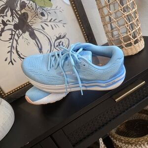 Brooks Women’s Ghost Max 2 Running And Walking Shoes 9.5 Light Blue